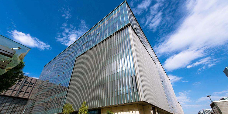 朝陽集團(tuán)全自動玻璃切割線安全性能高，切割速度快